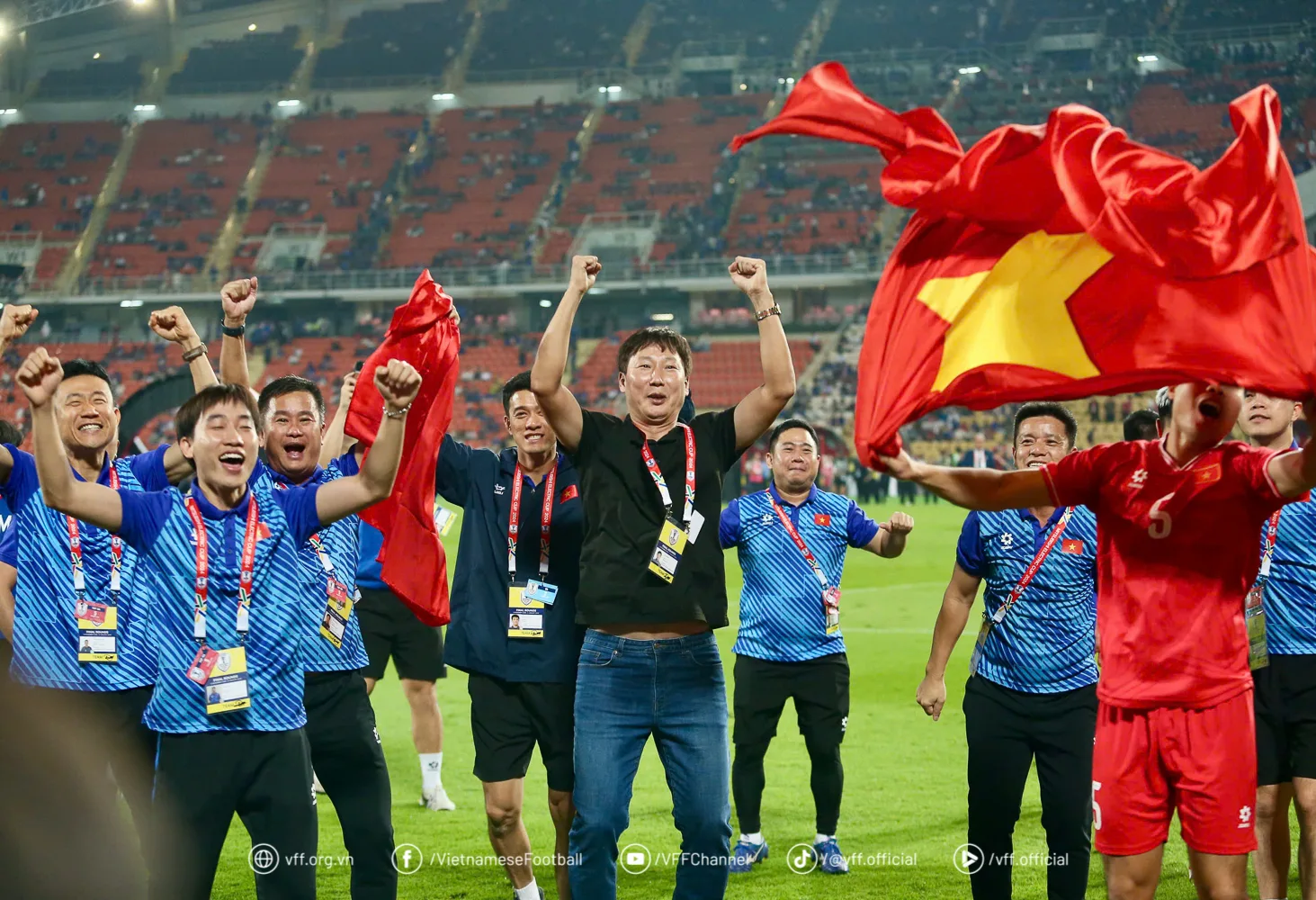 bi-mat-bong-da-huan-luyen-vien-kim-sang-sik-bao-nhieu-tuoi-a2