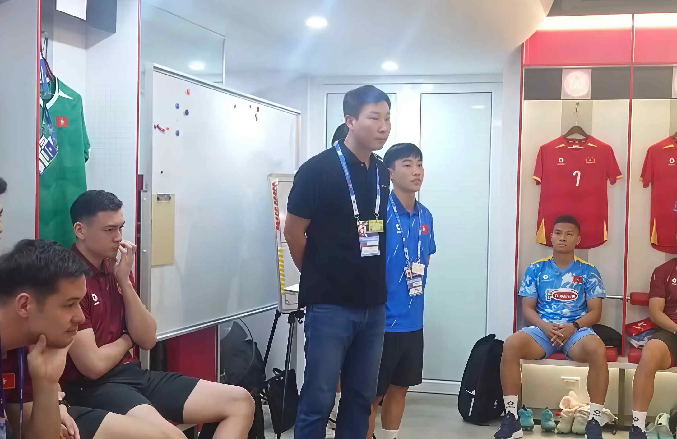 bi-mat-bong-da-huan-luyen-vien-kim-sang-sik-bao-nhieu-tuoi-a8