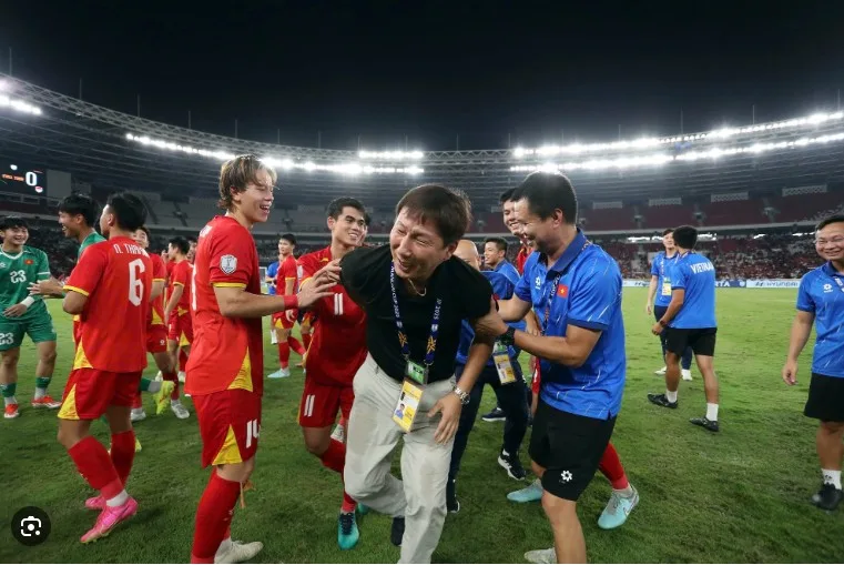bi-mat-bong-da-huan-luyen-vien-kim-sang-sik-bao-nhieu-tuoi-a1a
