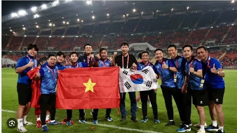 bi-mat-bong-da-huan-luyen-vien-kim-sang-sik-bao-nhieu-tuoi-8a1