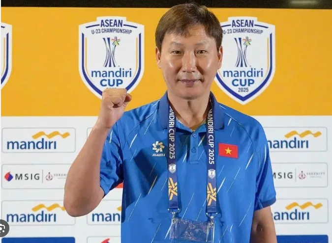 bi-mat-bong-da-huan-luyen-vien-kim-sang-sik-bao-nhieu-tuoi-a1