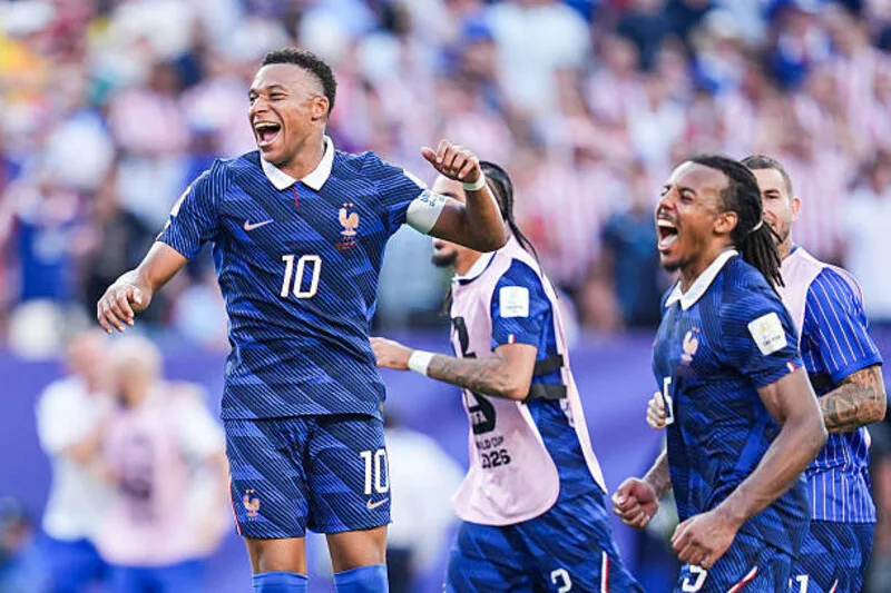 Ở đội tuyển Pháp, Mbappé nổi tiếng với áo số 10 và là một trong những thủ lĩnh hàng công của Les Bleus.