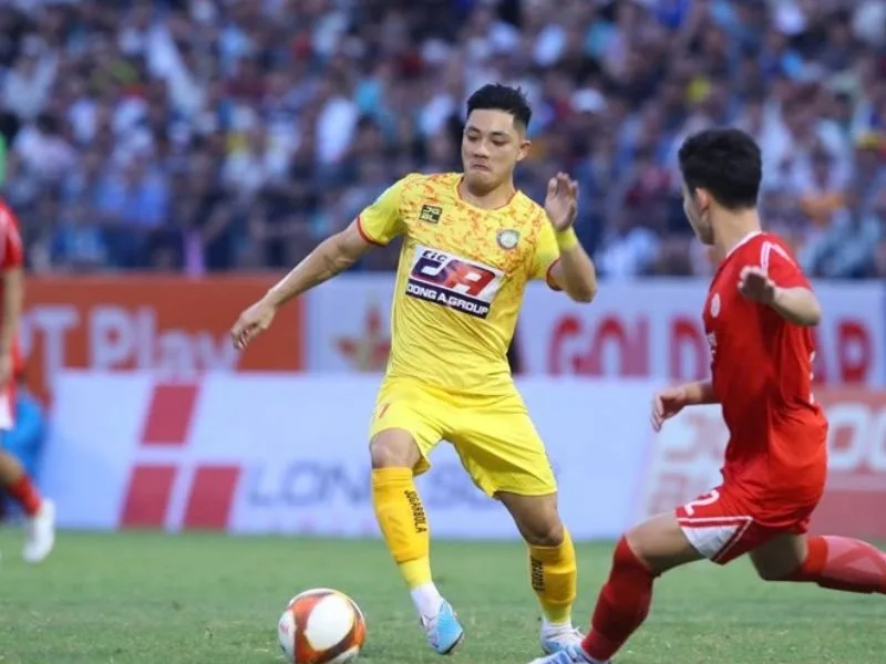 cau lac bo bong da dong a thanh hoa va chat xu thanh tren san co
