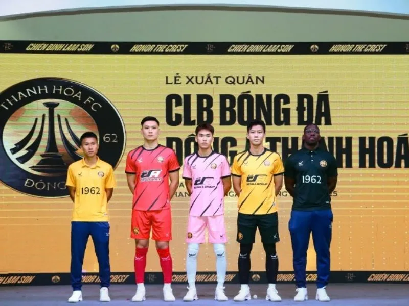 cau lac bo bong da dong a thanh hoa va chat xu thanh tren san co